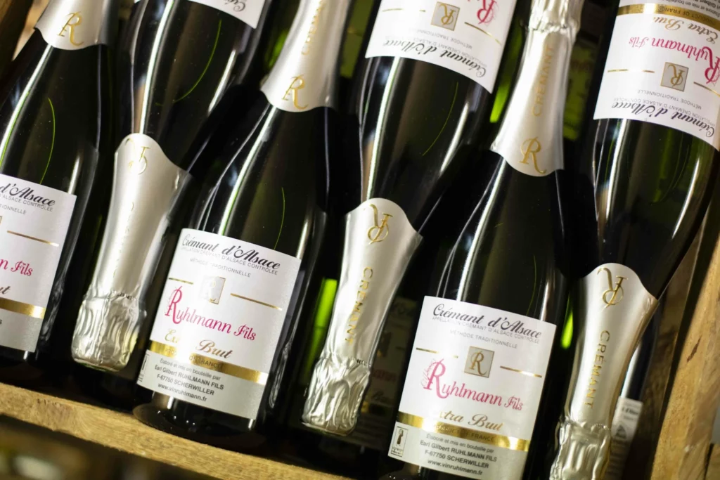 Crémant d'Alsace: Wie wird er hergestellt? 2 Crémant d'Alsace Brut und Extra Brut von Ruhlmann Fils in einer Kiste auf dem Weingut in Scherwiller